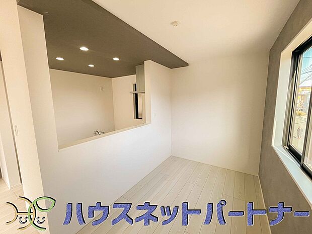 リビングは、食事スペースと寛げる場所設けてもまだ余裕の広さ。明るい光が照らしてくれます。