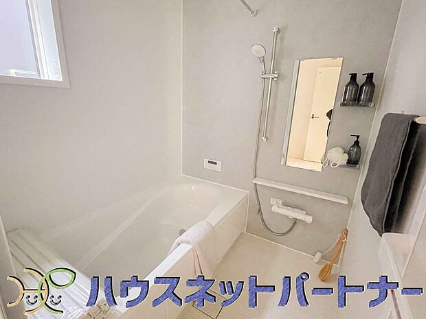 明るい作りの浴室は心も体もリフレッシュさせてくれます。窓もあるので湿気を外へ逃がすことも出来ます。