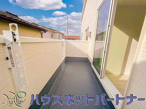 青い空が近くに感じるバルコニーは、爽やかな風をお部屋へ運んでくれます。