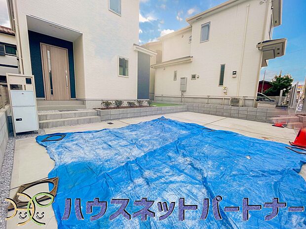 駐車場がある戸建を持つ最大のメリットは、駐車場代金を支払い続ける必要がないことです。賃貸住宅に住んでいる方が、戸建の購入を考えるきっかけに挙げることが多いようです。