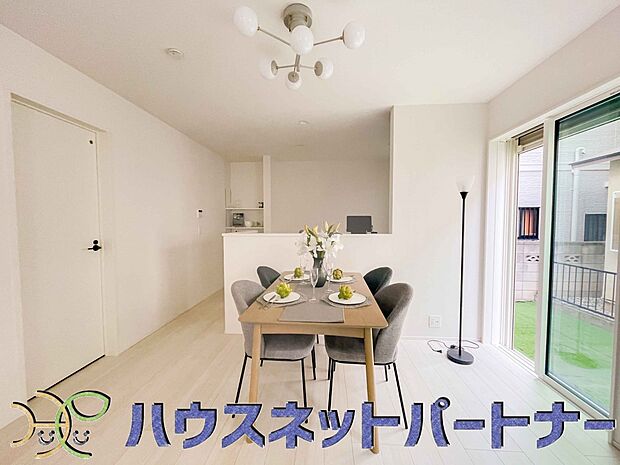 キッチンカウンターがあると配膳が楽なことがメリットの一つ。後片付けをするときも、ダイニングテーブルからあまり動かずに流し台へ運ぶことができるので便利です♪