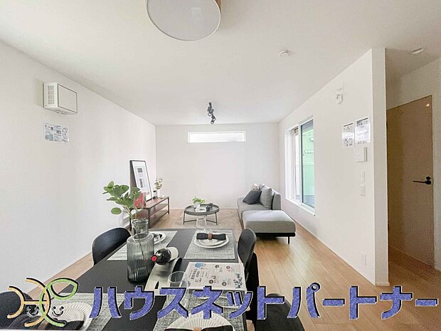 キッチン吊戸棚を無くす事によって、コミュニケーションを重視した設計に致しました。区画によって変わる一体感を、実際にご覧になって頂けましたらと思います。 
