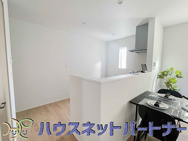 家族の様子を見ながらキッチンでお料理。一日の出来事を会話しながらの家事は嬉しいコミュニケーション。