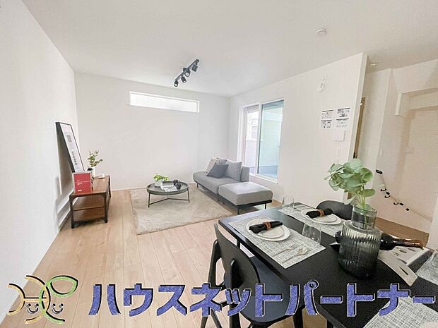 リビングは、食事スペースと寛げる場所設けてもまだ余裕の広さ。明るい光が照らしてくれます。