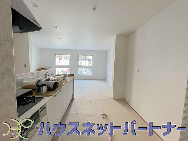 明るい自然光が入る作業スペースを多くとったキッチン採用。夫婦揃ってキッチンに立っても調理がしやすく、家事をしながら会話も弾みます。食器類もすっきりと片付く収納力。