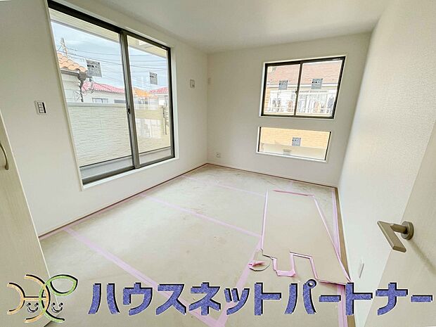 ベッドを置いて主寝室をイメージ。それでも広々してますね。