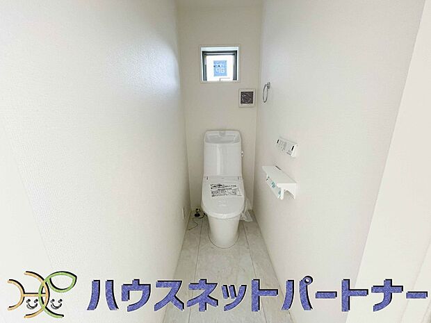 小窓を設置する事により明るく、通気性の良いトイレとなっております。中はゆとりのある大きさを確保しておりますので、ゆったりとお使い頂けます。