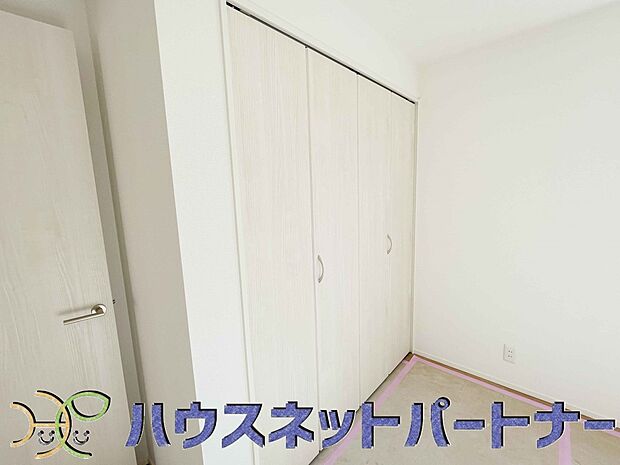 壁面クローゼットのメリットは、衣類が横一列に並ぶためひと目で洋服が選びやすいこと。衣類をたくさんお持ちの方も、限られたスペース内に無理なく収納することができます。