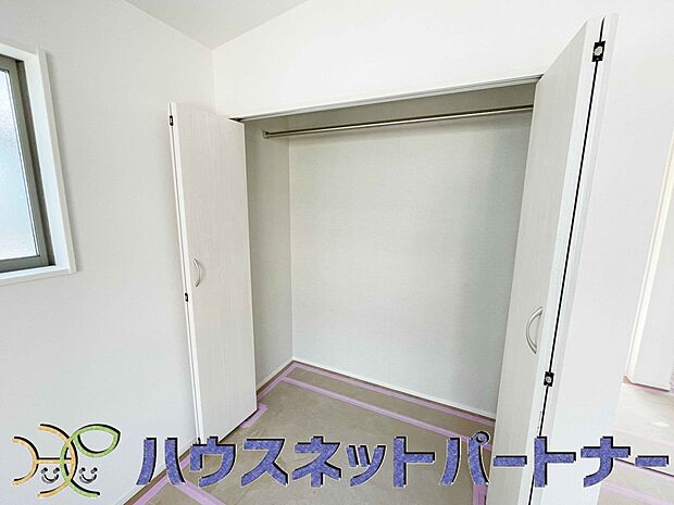 多くの人がお困りの住まいの収納。壁面クローゼットがあればタンスを置く必要がなく、出っ張りのないスッキリ空間を維持できます。限られたスペースを有効に活用できそう。