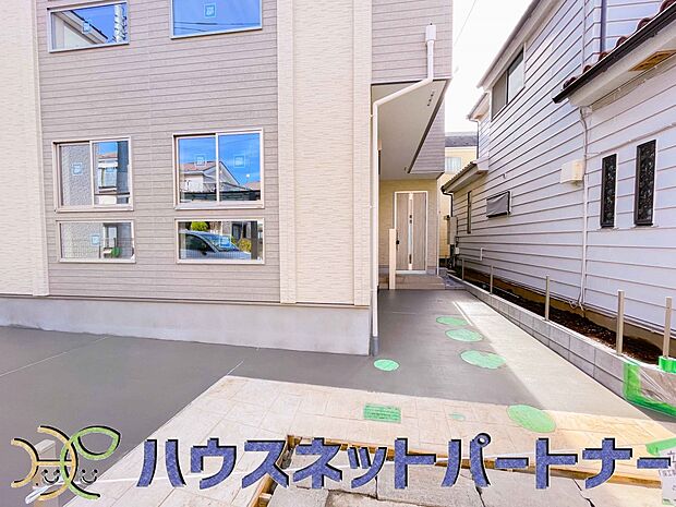 駐車場がある戸建を持つ最大のメリットは、駐車場代金を支払い続ける必要がないことです。賃貸住宅に住んでいる方が、戸建の購入を考えるきっかけに挙げることが多いようです。