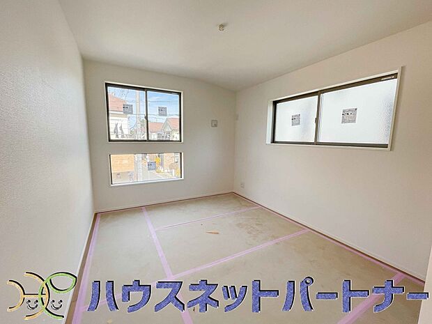 2面窓のある風通しの良いお部屋は心も体も元気にしてくれます。自分だけのお部屋作りを楽しんでみては。