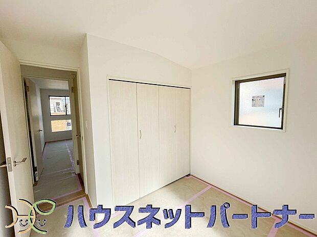 独立性を高めたお部屋。たっぷりの収納も配備しており、片付いた空間を現実出来そう。陽光も降り注ぐ明るく開放的な空間が魅力的。