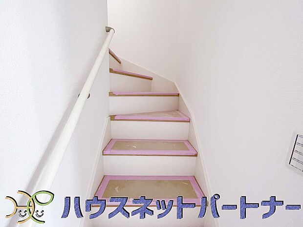 手すりがないと階段の昇り降りで危険なことはもちろん、壁に手をつきながら歩くことで壁紙が汚れやすくなります。すべての方に安心して昇り降りしていただくため、手すりを設置しました。