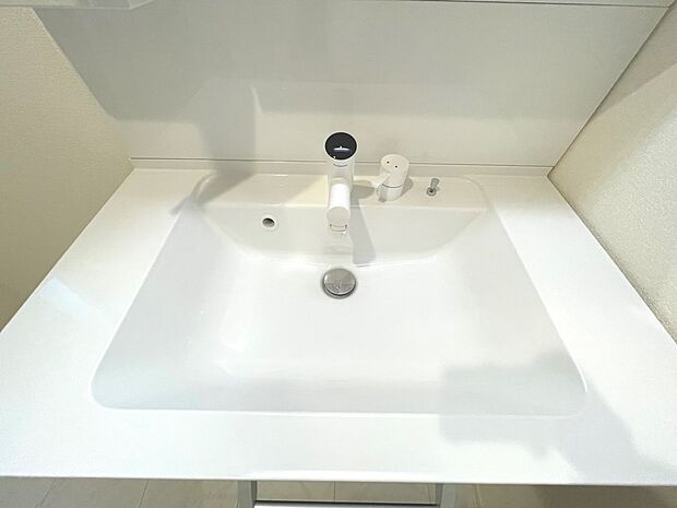 シャワー機能付洗面化粧台。洗顔や手洗いはもちろん、シャンプーも行える多機能洗面台です。広い洗面台を使えば手洗い洗濯などにも利用できます。