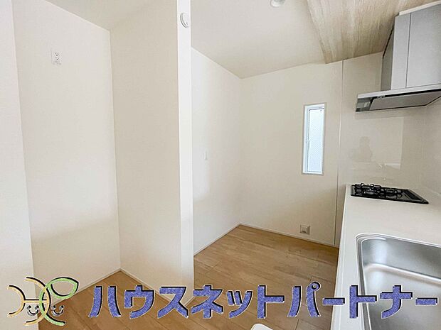 カウンターキッチンは広くて収納力もあるので、快適に料理をすることができます。食器や炊事用具を手の届くところに配置しやすいため調理もスピーディーです。