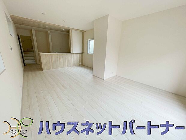 リビングは、食事スペースと寛げる場所設けてもまだ余裕の広さ。明るい光が照らしてくれます。