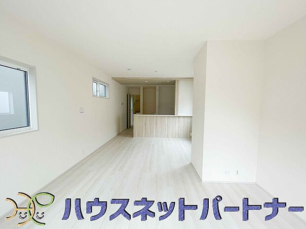リビングは、食事スペースと寛げる場所設けてもまだ余裕の広さ。明るい光が照らしてくれます。