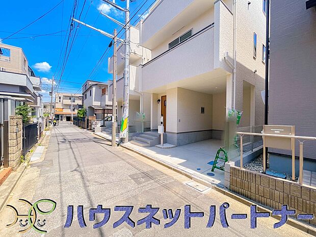 前面道路の日当たりの良い明るいお家。