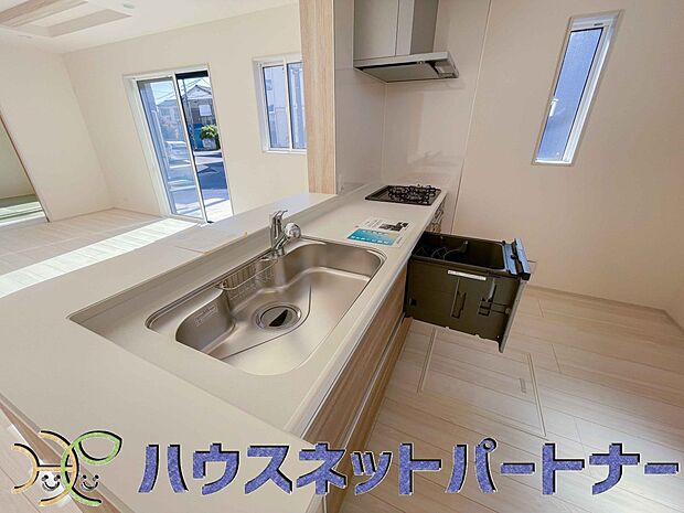 人工大理石のワークトップやシンクは、水を流しただけできれいになったように見えます。白いキッチンは明るく清潔感があり、とっても素敵です。