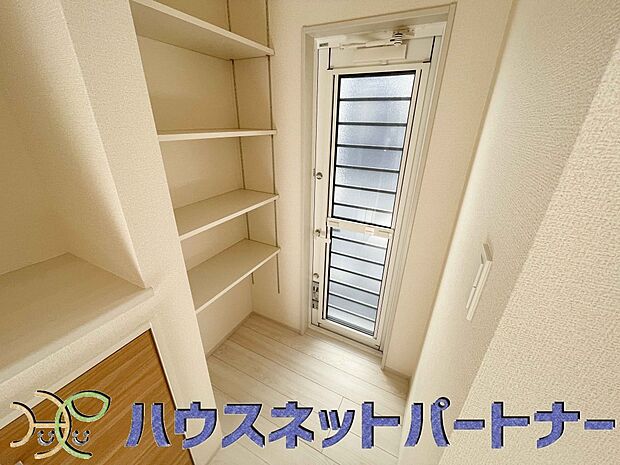 キッチンにはゴミ出しに便利な勝手口が付いています。