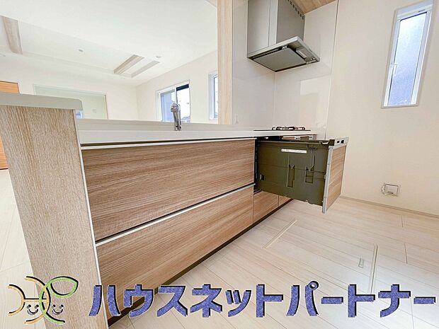 木目調のキッチンは落ち着いた雰囲気で収納もたくさん。嬉しい食洗器付です。汚れも目立ちません。