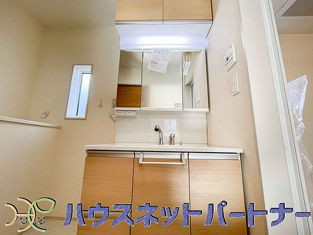 家の中でも特にプライベートスペースとなる洗面所は、洗濯場所と浴室を同じ空間でまとめております。小窓を設置しておりますので、熱気などが籠りやすい空間でちょっとした空気の入れ替えを。