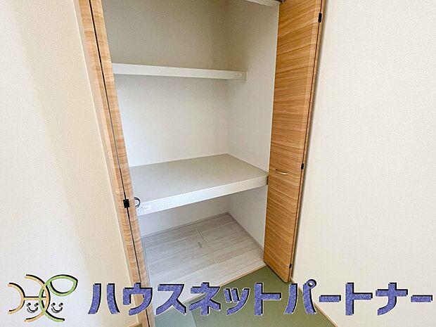 多くの人がお困りの住まいの収納。壁面クローゼットがあればタンスを置く必要がなく、出っ張りのないスッキリ空間を維持できます。限られたスペースを有効に活用できそう。