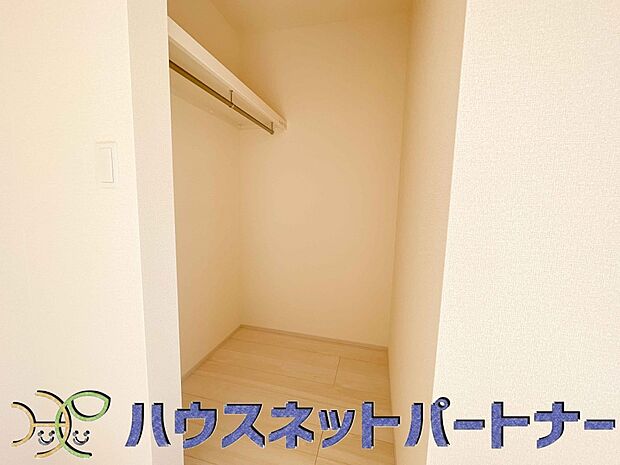 各所に配置された収納スペースは、洋服や小物はもちろんのこと、掃除機や日用予備品・お子様のおもちゃなど様々な物を収納して頂ける便利なスペースです。 