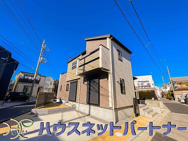 街に溶け合う美しい景観と、採光や風通しを考えて設計された間取り。近隣の視線を考え調整した窓位置など、外観だけでなく、住まうご家族の心地よさを最優先しました。