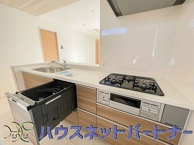 三口コンロで料理の幅を拡げてくれる使いやすいシステムキッチンを採用。洗い場も大きいので野菜や食器を洗ったりする際にも捗り、奥様の強い味方となってくれるはずです。