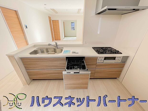 家族の様子を見ながらキッチンでお料理。一日の出来事を会話しながらの家事は嬉しいコミュニケーション。