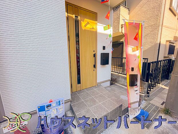 玄関の扉を開けるとそこは家族の待つお家。笑い声が聞こえてきそう。