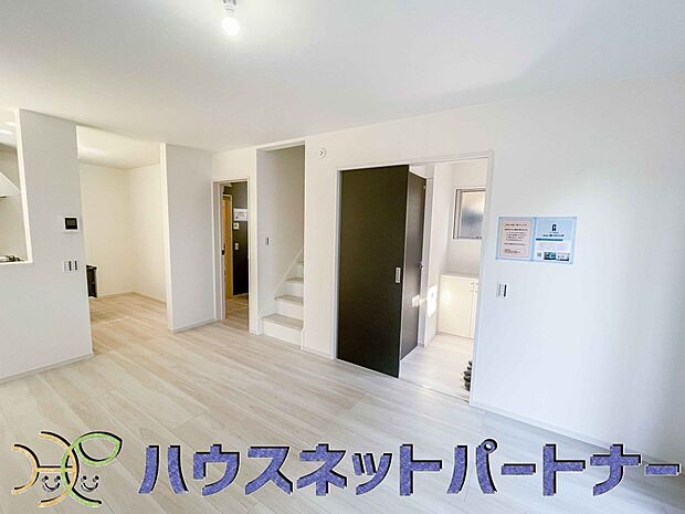 階を移動する際に必ずリビングを通る、リビングイン階段。自然なかたちで家族が集まるため、お子様の個室が2階や3階にある場合でも、毎日の挨拶や会話が増えやすくなります。