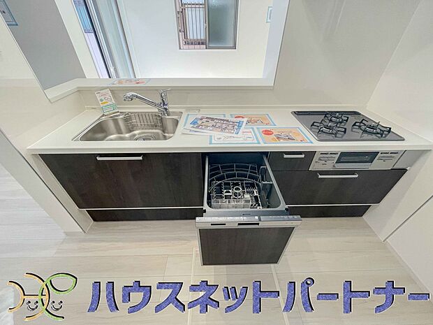 キッチン吊戸棚を無くす事によって、コミュニケーションを重視した設計に致しました。区画によって変わる一体感を、実際にご覧になって頂けましたらと思います。