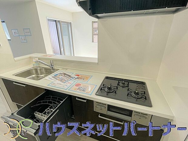 三口コンロで料理の幅を拡げてくれる使いやすいシステムキッチンを採用。洗い場も大きいので野菜や食器を洗ったりする際にも捗り、奥様の強い味方となってくれるはずです。