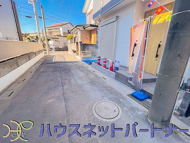 前面道路でお車を駐車するのも楽々。