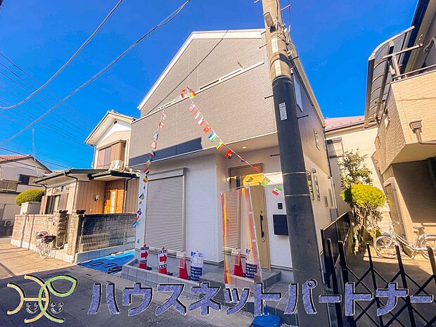 街に溶け合う美しい景観と、採光や風通しを考えて設計された間取り。近隣の視線を考え調整した窓位置など、外観だけでなく、住まうご家族の心地よさを最優先しました。