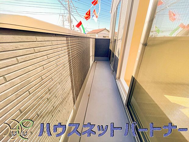 バルコニーから差し込む陽光・通風は、住環境・快適性と共に有り続ける貴重な「財産」です。この新築戸建に住まう事で手に入れるものは、きっと日常にとっても貴重な存在となるはずです。