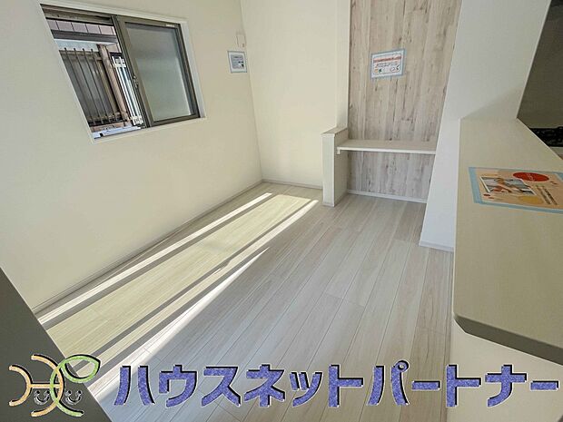 雑誌の一コマのようなダイニングキッチン。収納も豊富で機能的です。