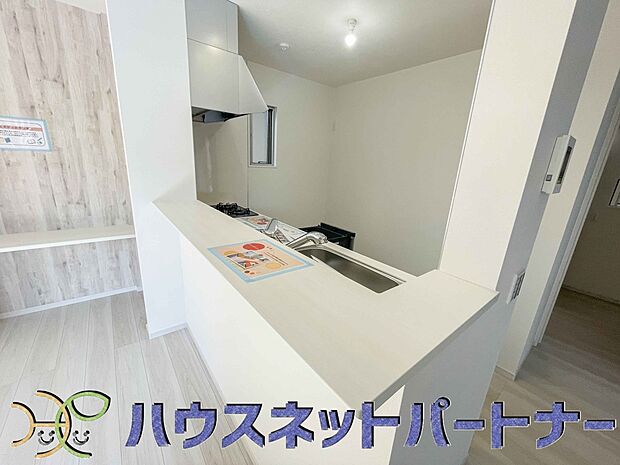 家族の様子を見ながらキッチンでお料理。一日の出来事を会話しながらの家事は嬉しいコミュニケーション。