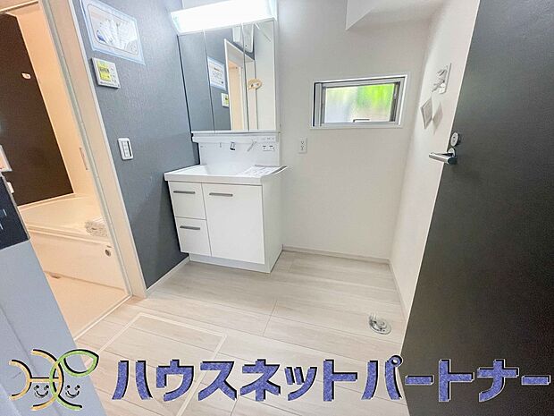 毎日使う洗濯機。しっかりと奥行きのある置き場が確保されています。