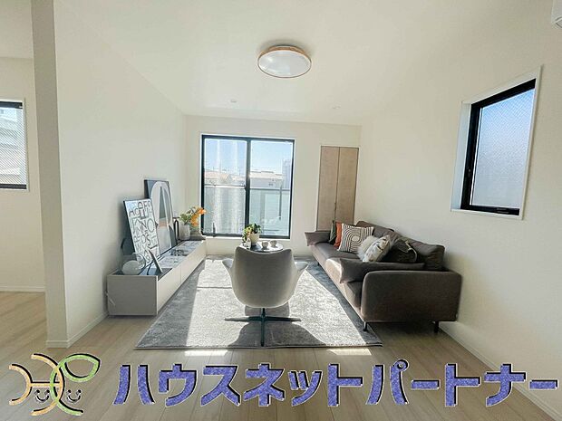 通風・採光に優れ、心地よい光と風が溢れています。 贅沢で豊かな居住性と、プライドを満たすクオリティが見事に調和した住空間。新築ならではの快適なひとときをご体感頂ける筈です。