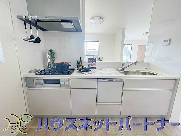 ビルトイン食器洗乾燥機完備。家事のお手伝いをしてくれる奥様の味方です。食器を洗っている間にお掃除など、様々なシーンで家事の時短に役立つ食洗機。省スペースのビルトインタイプを採用致しました。