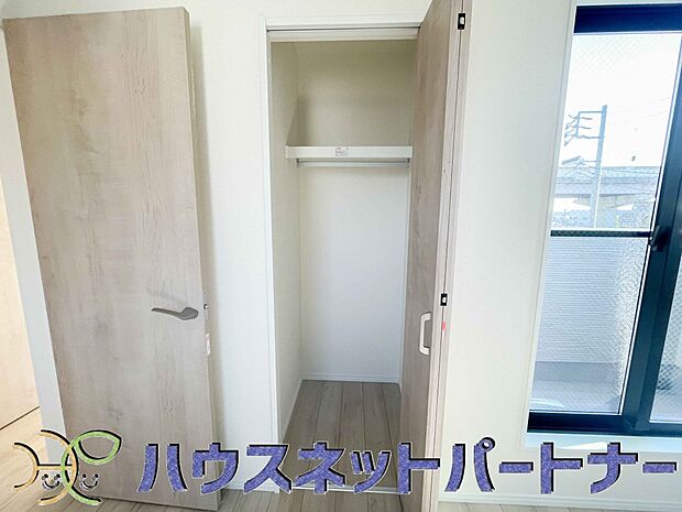 各所に配置された収納スペースは、洋服や小物はもちろんのこと、掃除機や日用予備品・お子様のおもちゃなど様々な物を収納して頂ける便利なスペースです。 