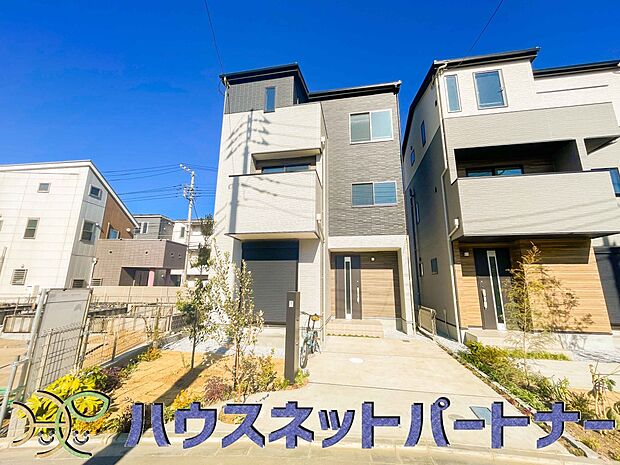 堂々たる趣ながら、主張し過ぎずどこか余裕を感じさせるシャープなフォルムで佇む邸宅は、晴天の空と照らし合わせる事で、本来あるべき完成形の姿を見せてくれます。