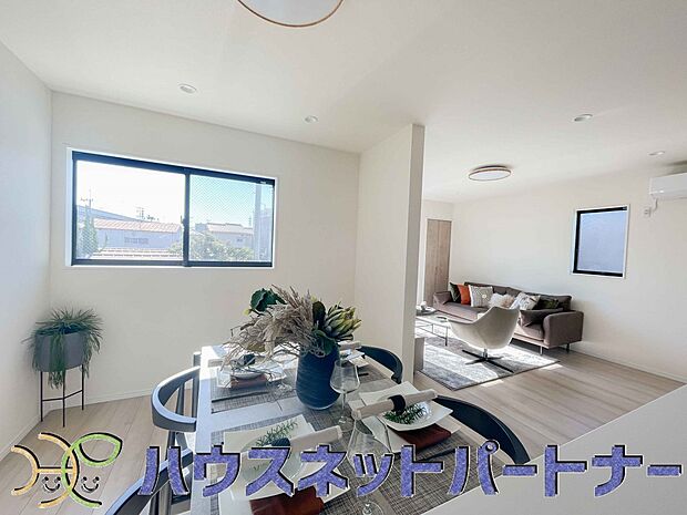 リビングは、食事スペースと寛げる場所設けてもまだ余裕の広さ。明るい光が照らしてくれます。