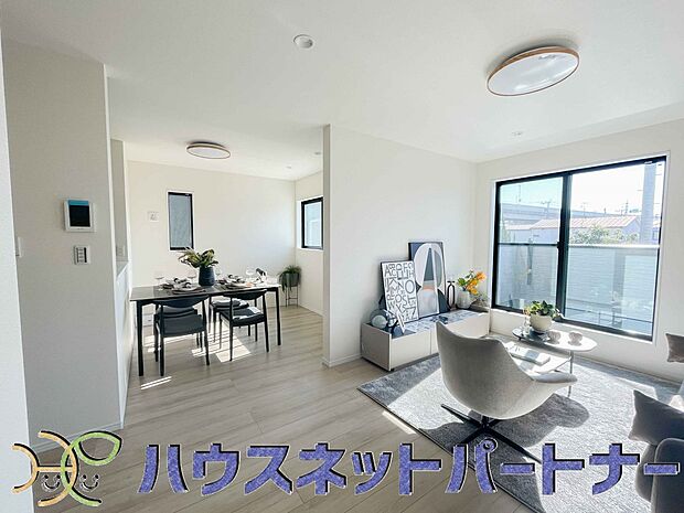 明るく開放的なダイニング。家族とのコミュニケーションが取りやすく、みんなの笑顔が溢れます。