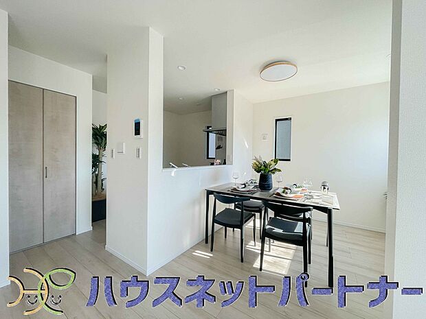 カウンターがあると配膳が楽なことがメリットの一つ。後片付けをするときも、ダイニングテーブルからあまり動かずに流し台へ運ぶことができるので便利です♪