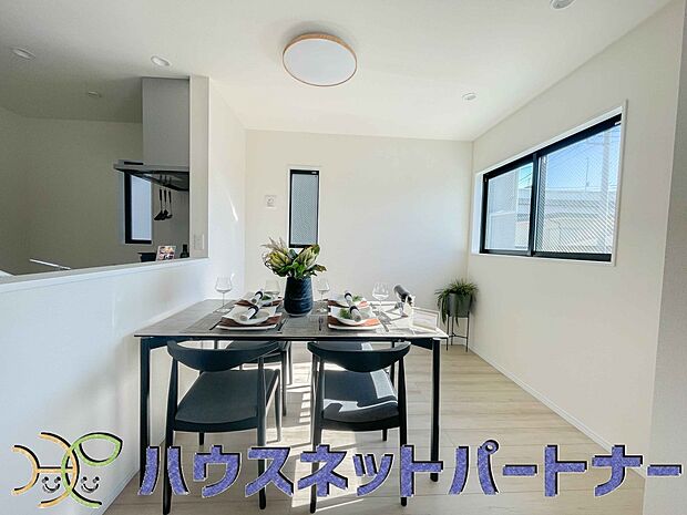 忙しい朝でも家族揃って食事をして頂ける、ゆとりある大きさのダイニングスペース。奥様の手料理をカウンター越しに受けとって頂き、テーブルで囲む素敵な時間を存分にお愉しみ下さい。