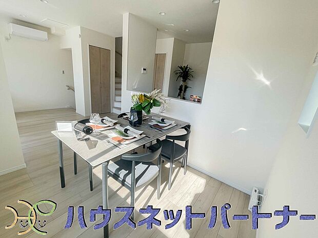 明るく開放的なオープンキッチン。家族とのコミュニケーションが取りやすく、みんなの笑顔が溢れます。